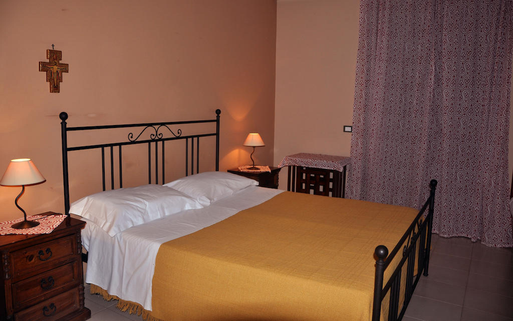Etna Torre Del Grifo Bed & Breakfast Маскалучия Стая снимка