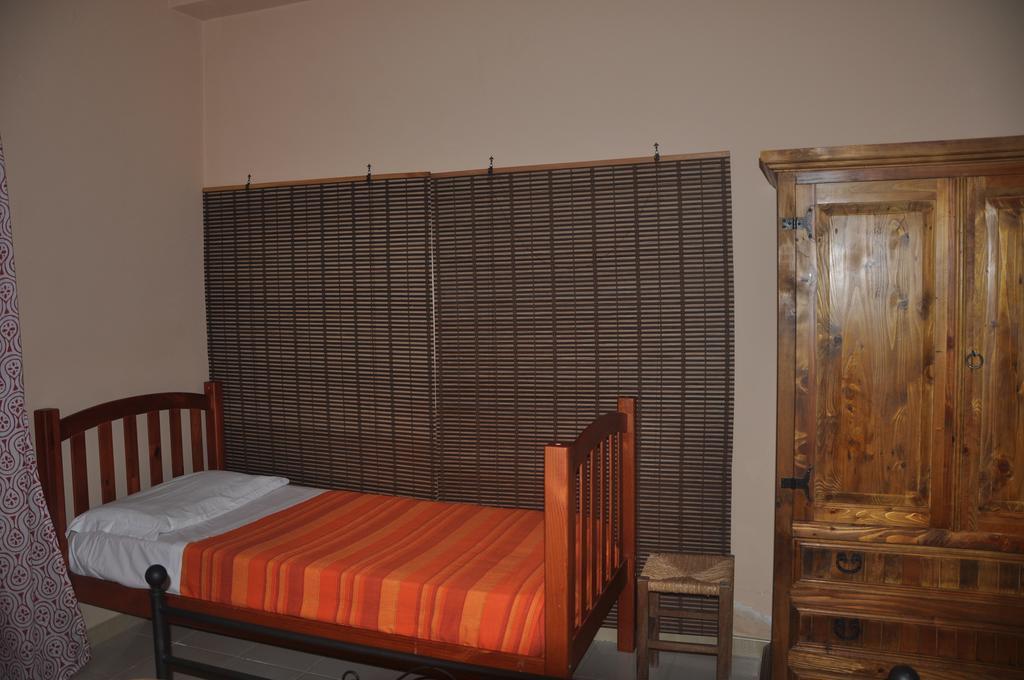 Etna Torre Del Grifo Bed & Breakfast Маскалучия Стая снимка